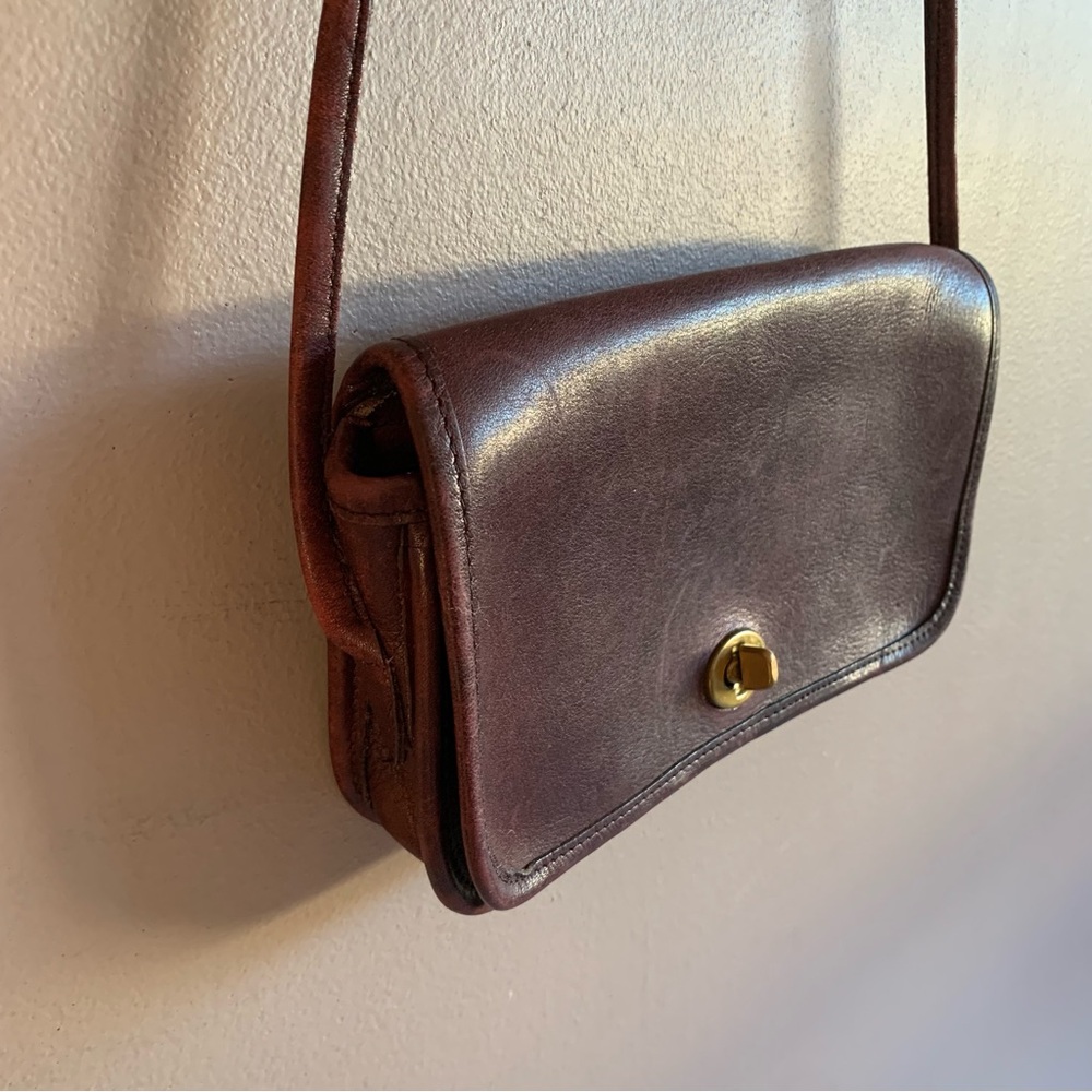 Vintage 70’s Coach Dinky Mini Leather Crossbody in Burgundy - Picture 9 of 10